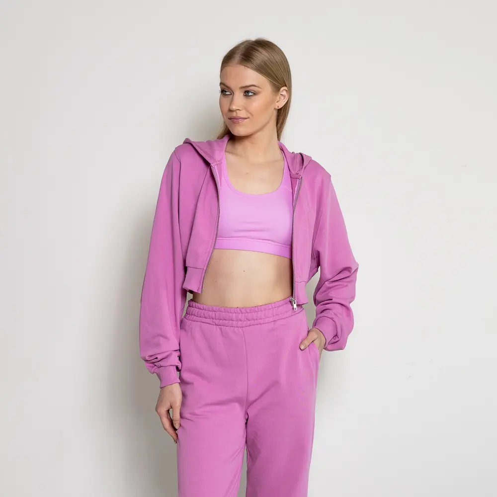 το κομμάτι αυτό ισορροπεί ανάμεσα στο athleisure και τη σύγχρονη ευαισθησία. Κατασκευασμένο από εξαιρετικά ελαφρύ