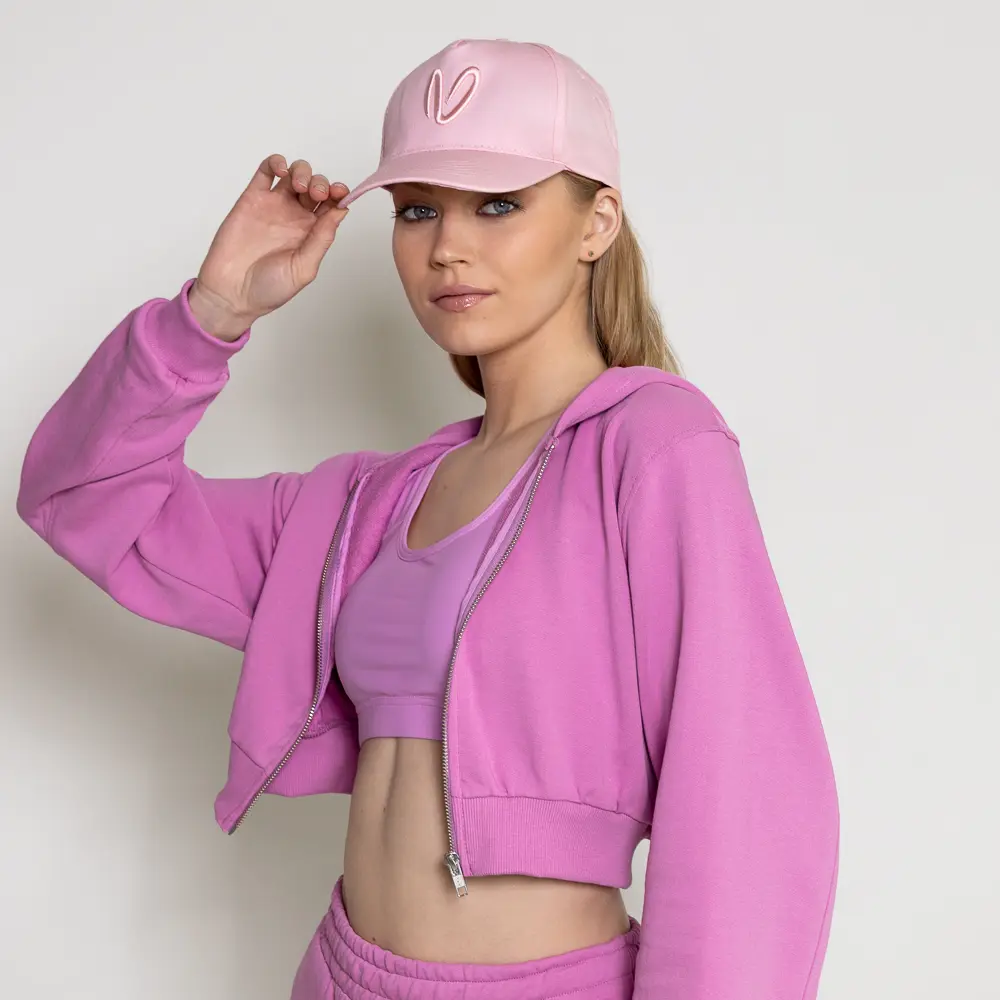 Το   Bloom Cropped Zip Up Hoodie είναι για εκείνες τις στιγμές που θέλεις να εκφράσεις τη θηλυκή σου ενέργεια με αυτοπεποίθηση χωρίς να πεις λέξη. Με τη signature απόχρωση Bloom