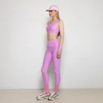 Μια απαλή υπενθύμιση ότι η πιο δυνατή σου στιγμή… μπορεί να είναι και η πιο ήρεμη. Το 🌸 Bloom High-Waist Legging είναι αφιερωμένο στη θηλυκή ενέργεια που ανθίζει στον δικό της χρόνο