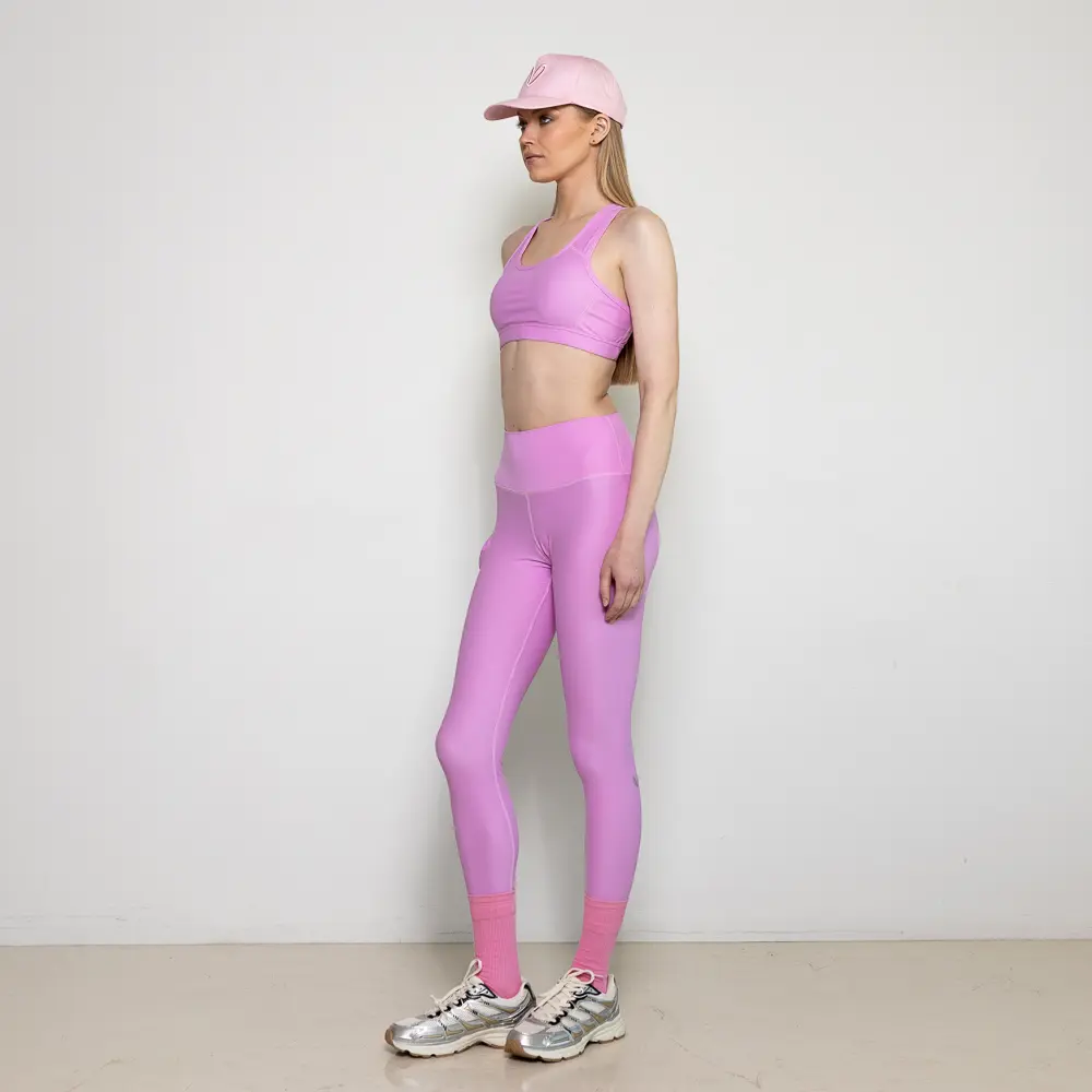 Μια απαλή υπενθύμιση ότι η πιο δυνατή σου στιγμή… μπορεί να είναι και η πιο ήρεμη. Το 🌸 Bloom High-Waist Legging είναι αφιερωμένο στη θηλυκή ενέργεια που ανθίζει στον δικό της χρόνο