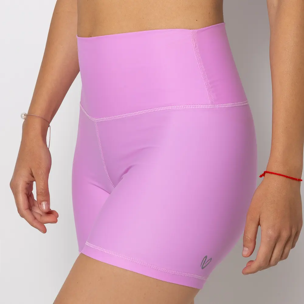 Μια απαλή υπενθύμιση ότι η πιο δυνατή σου στιγμή… μπορεί να είναι και η πιο ήρεμη. Το 🌸 Bloom High-Waist Short είναι αφιερωμένο στη θηλυκή ενέργεια που ανθίζει στον δικό της χρόνο