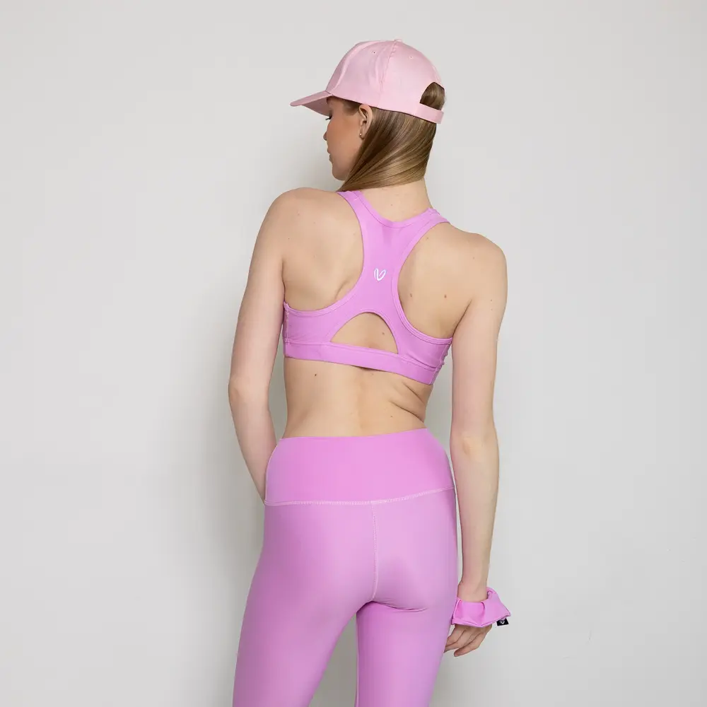 σταθερό στη δομή. Το   Bloom Sports Bra Top είναι φτιαγμένο για εκείνες τις μέρες που χρειάζεσαι στήριξη – κυριολεκτικά και συναισθηματικά. Με feminine γραμμή και δυναμική πλάτη racerback