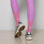 Ένα μικρό statement για όσους βλέπουν τις λεπτομέρειες. Οι Bloom κάλτσες σε ρετρό ροζ απόχρωση