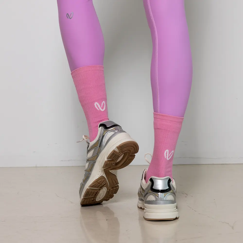 Ένα μικρό statement για όσους βλέπουν τις λεπτομέρειες. Οι Bloom κάλτσες σε ρετρό ροζ απόχρωση