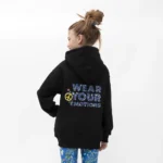 Μαύρο Hoodie με τσέπη καγκουρό και κουκούλα. Στάμπα WYE Blue στην πλάτη και logo V στο στήθος. Rib τελείωμα και μανσέτες. Φούτερ με άνετη και απαλή εφαρμογή για το σχολείο και την βόλτα.  70% βαμβάκι