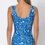 σε print BLUE. Άνετη εφαρμογή από ανακυκλώσιμο ύφασμα* που απομακρύνει τον ιδρώτα και τέλεια στήριξη κατά την διάρκεια της προπόνησης. Απαλό και άνετο στην κίνηση. Δώρο scrunchie με το αντίστοιχο χρώμα/print. Σημείωση: Το μοντέλο της φωτογραφίας είναι 15 χρονών και φοράει το Μέγεθος: 12 *Ανακυκλώσιμο υλικό