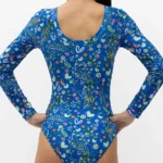 σε print BLUE. Άνετη εφαρμογή από ανακυκλώσιμο ύφασμα* που απομακρύνει τον ιδρώτα και τέλεια στήριξη κατά την διάρκεια της προπόνησης. Απαλό και άνετο στην κίνηση. Δώρο scrunchie με το αντίστοιχο χρώμα/print. Άκουσε την ιστορία της BLUE  ΕΔΩ. Σημείωση: Το μοντέλο της φωτογραφίας είναι Μέγεθος: 12 *Ανακυκλώσιμο υλικό