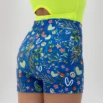 Σορτσάκι γυμναστικής σε print BLUE. Άνετη εφαρμογή από ανακυκλώσιμο ύφασμα* που απομακρύνει τον ιδρώτα και τέλεια στήριξη κατά την διάρκεια της προπόνησης. Απαλό και άνετο στην κίνηση. Άκουσε την ιστορία της BLUE  ΕΔΩ. Σημείωση: Το μοντέλο της φωτογραφίας είναι Μέγεθος: 6 *Ανακυκλώσιμο υλικό
