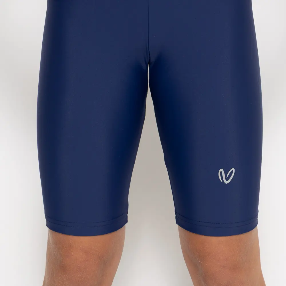 σε χρώμα Blueberry. Άνετη εφαρμογή από ανακυκλώσιμο ύφασμα* που απομακρύνει τον ιδρώτα και τέλεια στήριξη κατά την διάρκεια της προπόνησης. Απαλό και άνετο στην κίνηση. Σημείωση: Το μοντέλο της φωτογραφίας είναι 9 χρονών με Μέγεθος: 10 *Ανακυκλώσιμο υλικό