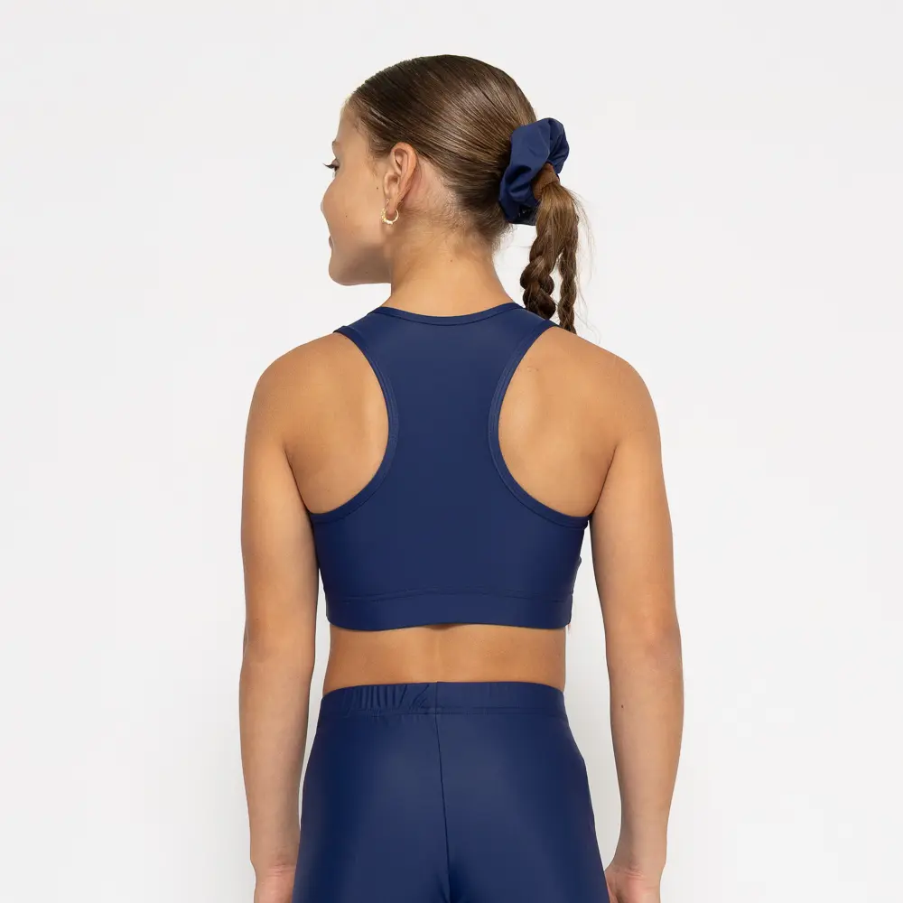 σε χρώμα Blueberry. Άνετη εφαρμογή από ανακυκλώσιμο ύφασμα* που απομακρύνει τον ιδρώτα και τέλεια στήριξη κατά την διάρκεια της προπόνησης. Απαλό και άνετο στην κίνηση. Σημείωση: Το μοντέλο της φωτογραφίας είναι 9 χρονών σε Μέγεθος: 10 *Ανακυκλώσιμο υλικό