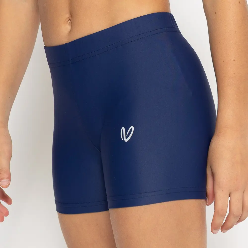 Σορτσάκι γυμναστικής σε χρώμα Blueberry. Άνετη εφαρμογή από ανακυκλώσιμο ύφασμα* που απομακρύνει τον ιδρώτα και τέλεια στήριξη κατά την διάρκεια της προπόνησης. Απαλό και άνετο στην κίνηση. Σημείωση: Το μοντέλο της φωτογραφίας είναι 9 χρονών σε Μέγεθος: 10 *Ανακυκλώσιμο υλικό