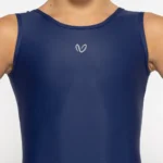 σε χρώμα Blueberry. Άνετη εφαρμογή από ανακυκλώσιμο ύφασμα* που απομακρύνει τον ιδρώτα και τέλεια στήριξη κατά την διάρκεια της προπόνησης. Απαλό και άνετο στην κίνηση. Σημείωση: Το μοντέλο της φωτογραφίας είναι 9 χρονών σε Μέγεθος: 10 *Ανακυκλώσιμο υλικό