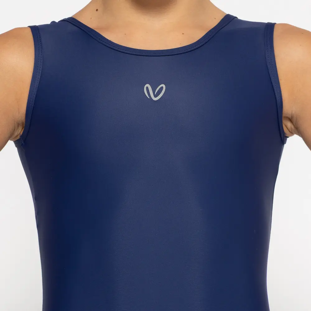 σε χρώμα Blueberry. Άνετη εφαρμογή από ανακυκλώσιμο ύφασμα* που απομακρύνει τον ιδρώτα και τέλεια στήριξη κατά την διάρκεια της προπόνησης. Απαλό και άνετο στην κίνηση. Σημείωση: Το μοντέλο της φωτογραφίας είναι 9 χρονών σε Μέγεθος: 10 *Ανακυκλώσιμο υλικό