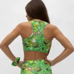 σε print BOROLA. Άνετη εφαρμογή από ανακυκλώσιμο ύφασμα* που απομακρύνει τον ιδρώτα και τέλεια στήριξη κατά την διάρκεια της προπόνησης. Απαλό και άνετο στην κίνηση. Σημείωση: Το μοντέλο της φωτογραφίας είναι Μέγεθος: 12 *Ανακυκλώσιμο υλικό