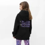 Μαύρο Hoodie με τσέπη καγκουρό και κουκούλα. Στάμπα WYE Das στην πλάτη και logo V στο στήθος. Rib τελείωμα και μανσέτες. Φούτερ με άνετη και απαλή εφαρμογή για το σχολείο και την βόλτα.  70% βαμβάκι