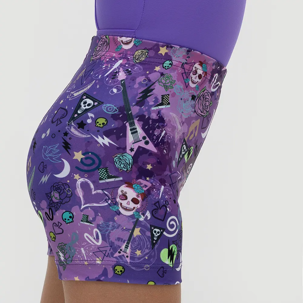 Σορτσάκι γυμναστικής σε print DAS. Άνετη εφαρμογή από ανακυκλώσιμο ύφασμα* που απομακρύνει τον ιδρώτα και τέλεια στήριξη κατά την διάρκεια της προπόνησης. Απαλό και άνετο στην κίνηση. Άκουσε την ιστορία της DAS  ΕΔΩ. Σημείωση: Το μοντέλο της φωτογραφίας είναι Μέγεθος: 6 *Ανακυκλώσιμο υλικό