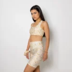 αυτό το legging αγκαλιάζει το σώμα απαλά