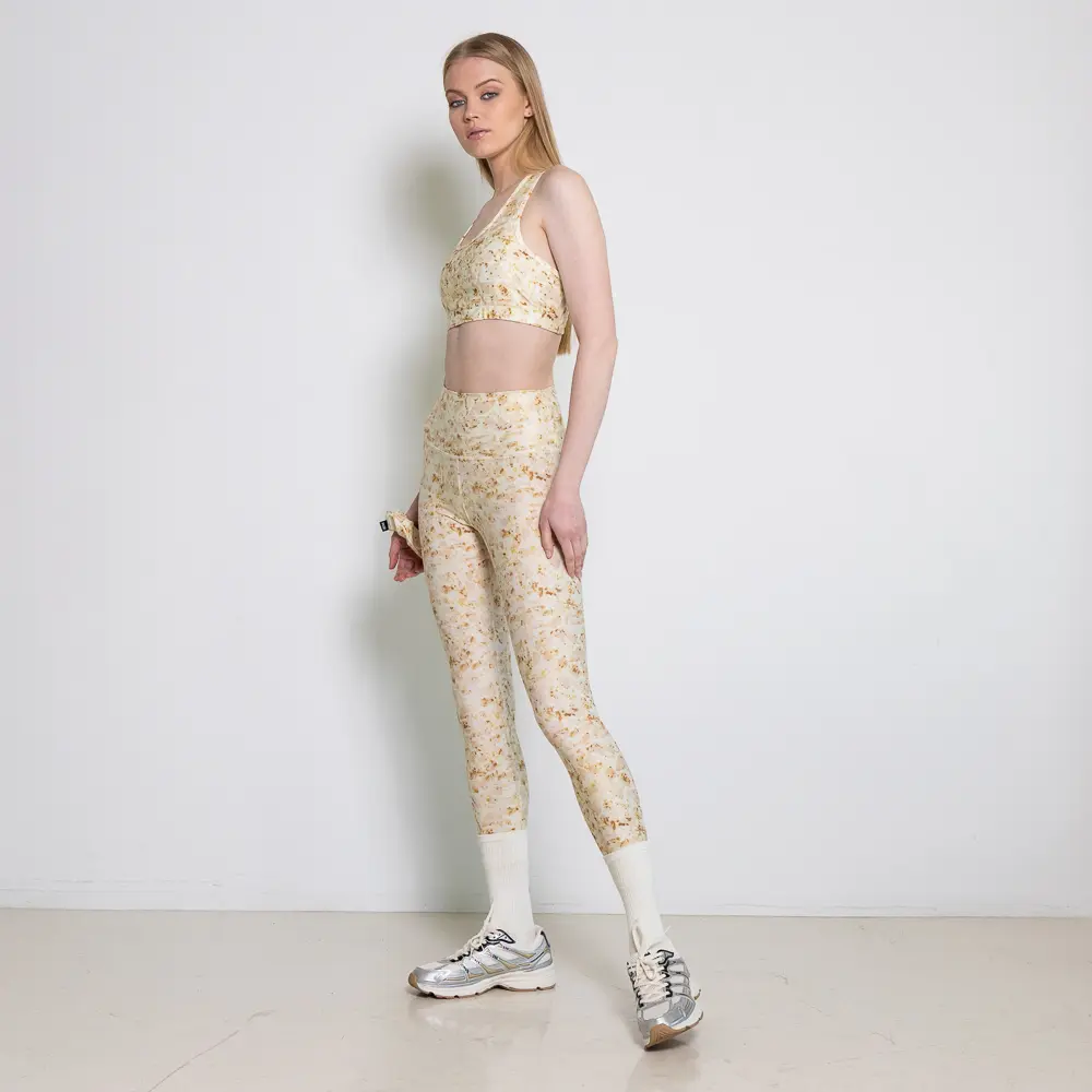 με σταθερότητα και ζεστασιά. Η υφή του θυμίζει γήινο μάρμαρο