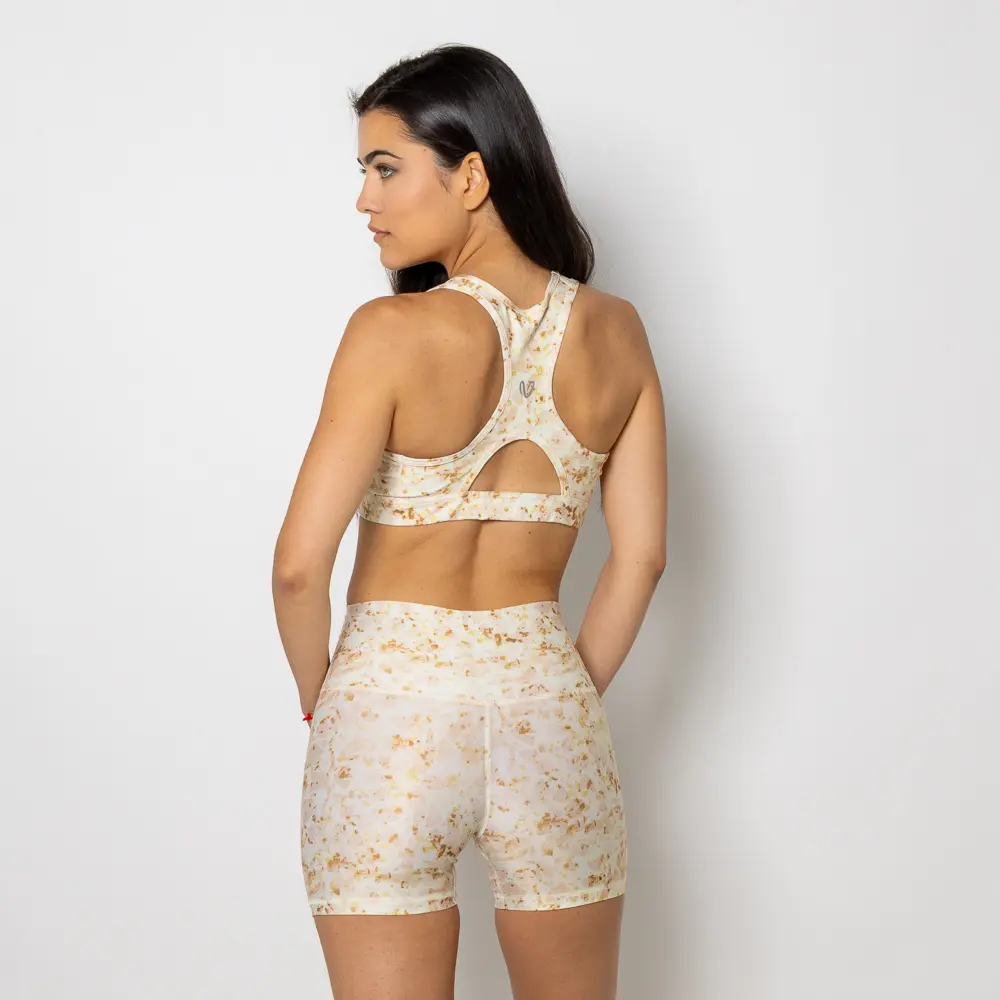 με σταθερότητα και ζεστασιά. Η υφή του θυμίζει γήινο μάρμαρο