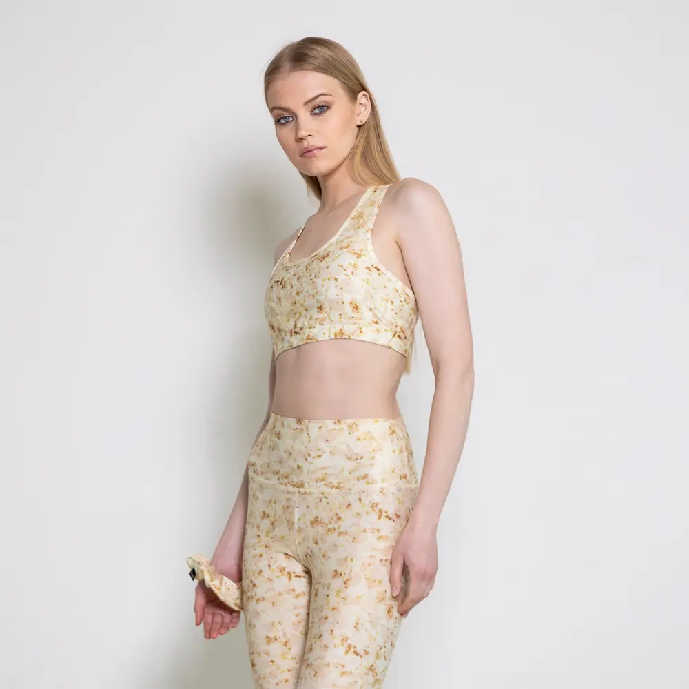 ενώ το διακριτικό print αποτυπώνει τη δύναμη της σιωπής και της αντοχής. Ιδανικό για χαμηλής έως μέτριας έντασης προπονήσεις και mindful στιγμές. Λεπτομέρειες: Σταθερή αλλά απαλή υποστήριξη Γήινο μοτίβο εμπνευσμένο από την έρημο Ελαστικό