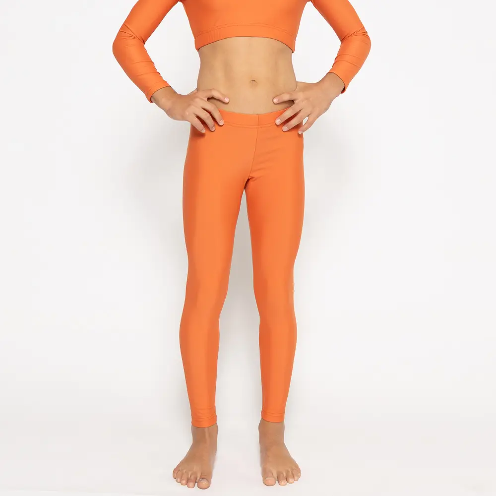 σε χρώμα Dragon. Άνετη εφαρμογή από ανακυκλώσιμο ύφασμα* που απομακρύνει τον ιδρώτα και τέλεια στήριξη κατά την διάρκεια της προπόνησης. Απαλό και άνετο στην κίνηση. Σημείωση: Το μοντέλο της φωτογραφίας είναι 9 χρονών με Μέγεθος: 10 *Ανακυκλώσιμο υλικό