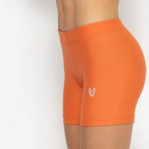 Σορτσάκι γυμναστικής σε χρώμα Dragon. Άνετη εφαρμογή από ανακυκλώσιμο ύφασμα* που απομακρύνει τον ιδρώτα και τέλεια στήριξη κατά την διάρκεια της προπόνησης. Απαλό και άνετο στην κίνηση. Σημείωση: Το μοντέλο της φωτογραφίας είναι 9 χρονών σε Μέγεθος: 10 *Ανακυκλώσιμο υλικό