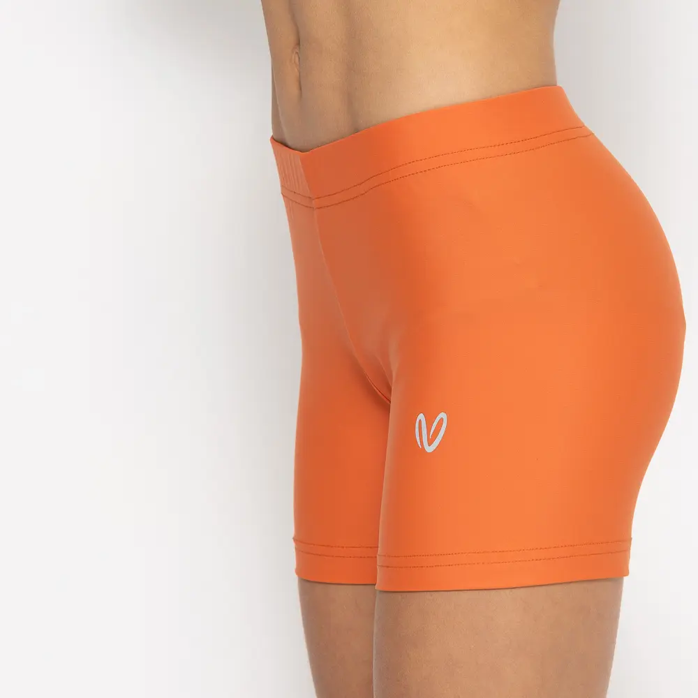 Σορτσάκι γυμναστικής σε χρώμα Dragon. Άνετη εφαρμογή από ανακυκλώσιμο ύφασμα* που απομακρύνει τον ιδρώτα και τέλεια στήριξη κατά την διάρκεια της προπόνησης. Απαλό και άνετο στην κίνηση. Σημείωση: Το μοντέλο της φωτογραφίας είναι 9 χρονών σε Μέγεθος: 10 *Ανακυκλώσιμο υλικό