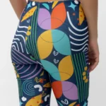 σε print FLOW. Άνετη εφαρμογή από ανακυκλώσιμο ύφασμα* που απομακρύνει τον ιδρώτα και τέλεια στήριξη κατά την διάρκεια της προπόνησης. Απαλό και άνετο στην κίνηση. Σημείωση: Το μοντέλο της φωτογραφίας είναι 15 χρονών με Μέγεθος: 12 *Ανακυκλώσιμο υλικό