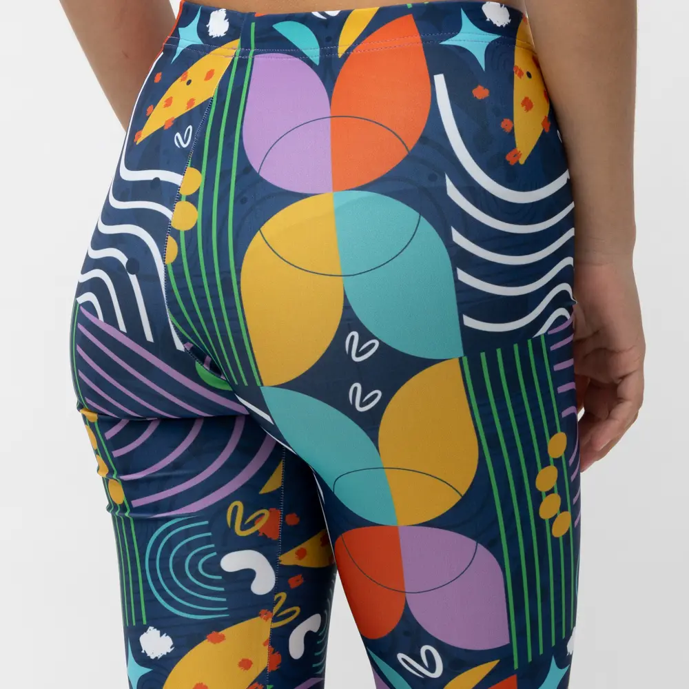 σε print FLOW. Άνετη εφαρμογή από ανακυκλώσιμο ύφασμα* που απομακρύνει τον ιδρώτα και τέλεια στήριξη κατά την διάρκεια της προπόνησης. Απαλό και άνετο στην κίνηση. Σημείωση: Το μοντέλο της φωτογραφίας είναι 15 χρονών με Μέγεθος: 12 *Ανακυκλώσιμο υλικό