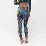 σε print FLOW. Άνετη εφαρμογή από ανακυκλώσιμο ύφασμα* που απομακρύνει τον ιδρώτα και τέλεια στήριξη κατά την διάρκεια της προπόνησης. Απαλό και άνετο στην κίνηση. Σημείωση: Το μοντέλο της φωτογραφίας είναι 15 χρονών με Μέγεθος: 12 *Ανακυκλώσιμο υλικό