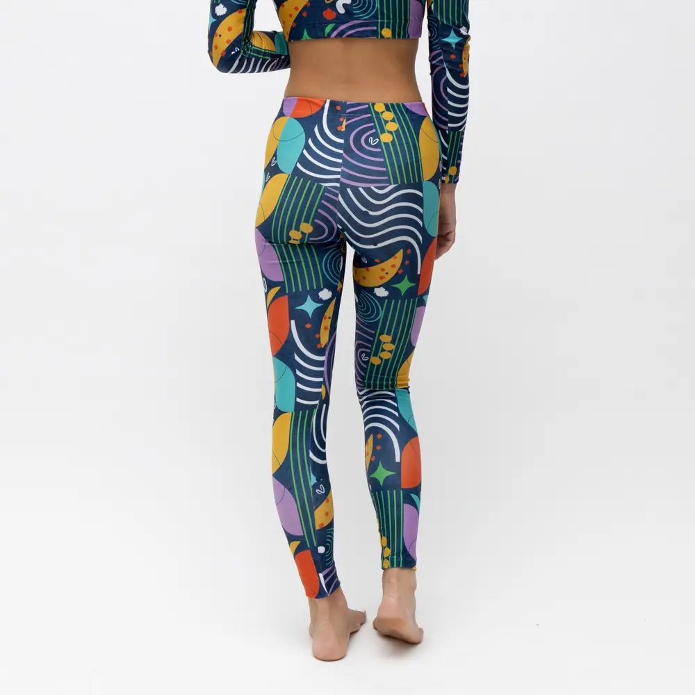 σε print FLOW. Άνετη εφαρμογή από ανακυκλώσιμο ύφασμα* που απομακρύνει τον ιδρώτα και τέλεια στήριξη κατά την διάρκεια της προπόνησης. Απαλό και άνετο στην κίνηση. Σημείωση: Το μοντέλο της φωτογραφίας είναι 15 χρονών με Μέγεθος: 12 *Ανακυκλώσιμο υλικό