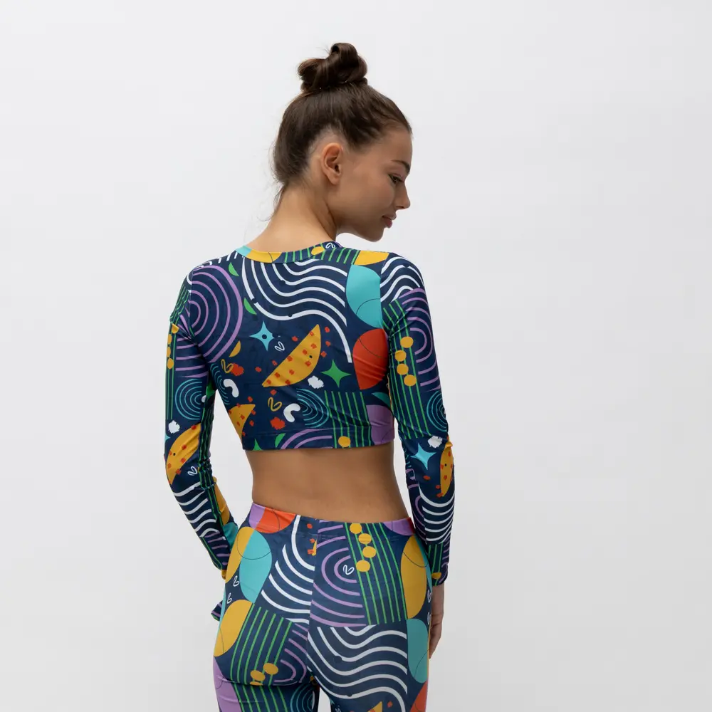 σε print FLOW. Άνετη εφαρμογή από ανακυκλώσιμο ύφασμα* που απομακρύνει τον ιδρώτα και τέλεια στήριξη κατά την διάρκεια της προπόνησης. Απαλό και άνετο στην κίνηση. Σημείωση: Το μοντέλο της φωτογραφίας είναι 15 χρονών σε Μέγεθος: 12 *Ανακυκλώσιμο υλικό