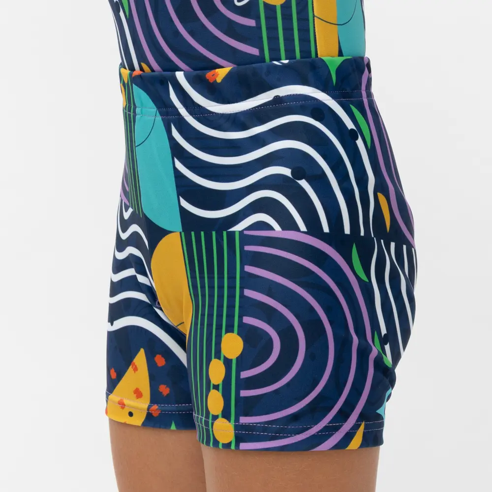 Σορτσάκι γυμναστικής σε print FLOW. Άνετη εφαρμογή από ανακυκλώσιμο ύφασμα* που απομακρύνει τον ιδρώτα και τέλεια στήριξη κατά την διάρκεια της προπόνησης. Απαλό και άνετο στην κίνηση. Σημείωση: Το μοντέλο της φωτογραφίας είναι 15 χρονών σε Μέγεθος: 12 *Ανακυκλώσιμο υλικό