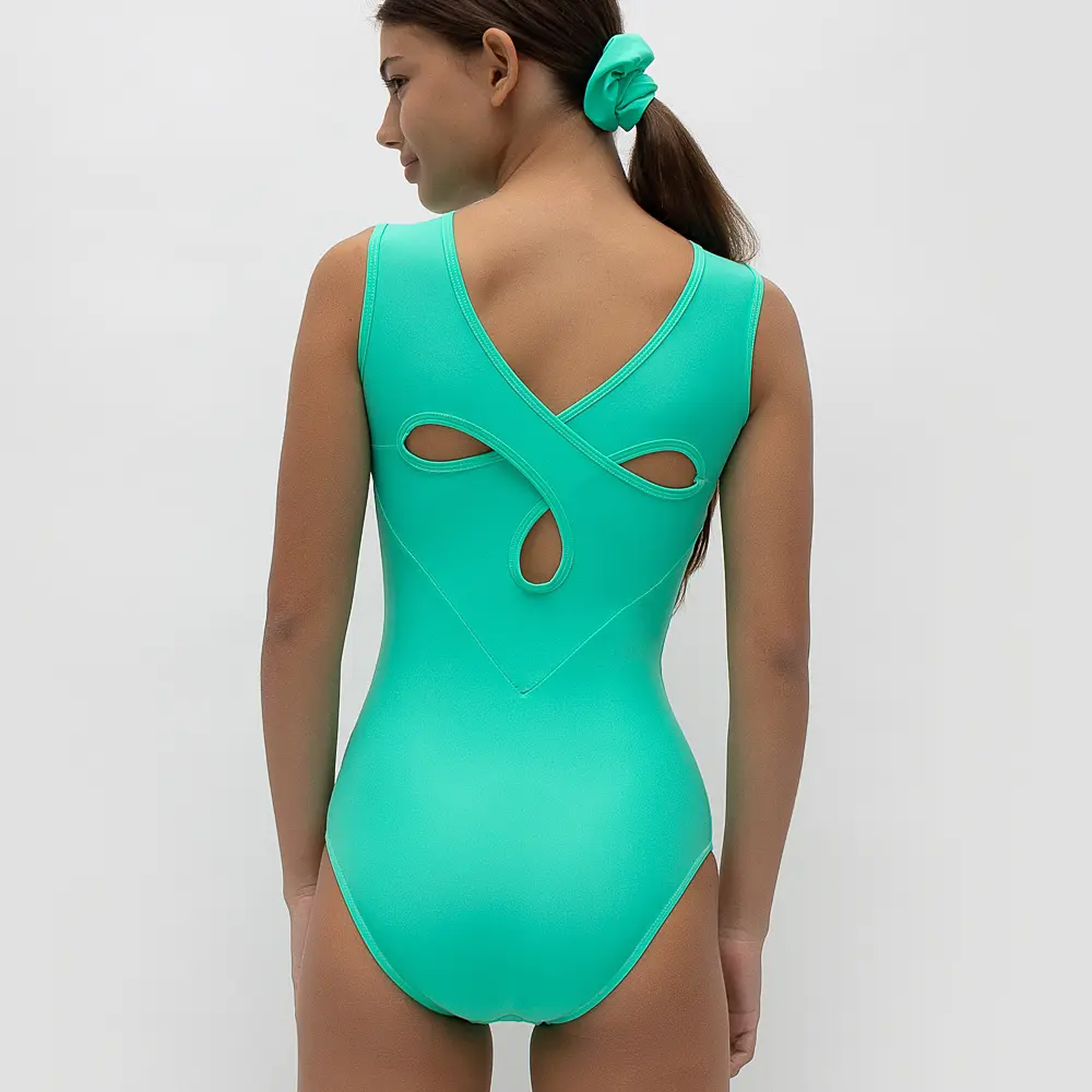 με stass V logo μπροστά και σχέδιο λουλούδι στην πλάτη