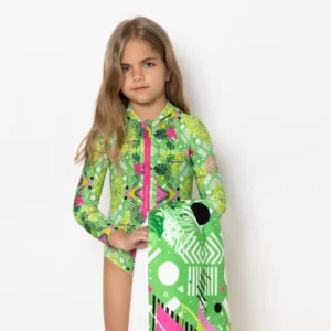 Η Revolva πετσέτα παραλίας είναι ένα τολμηρό statement. Με το γεωμετρικό της σχέδιο και τις έντονες αποχρώσεις