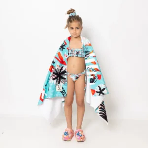 Το Soléa τυλίγει μικρούς και μεγάλους σε καλοκαιρινή λάμψη. Με aqua φόντο και αισιόδοξα μοτίβα