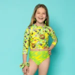 Παιδικό μακρυμάνικο μαγιό δύο τεμαχίων. Crop top με ψηλό λαιμό στο επάνω μέρος και ψηλόμεσο bikini στο κάτω μέρος