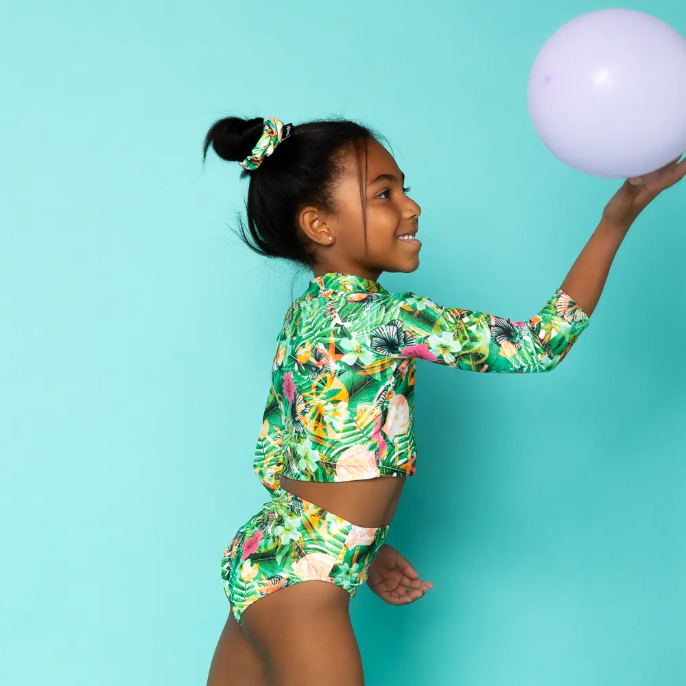 σε print FLORAL. Άνετη εφαρμογή από ανακυκλώσιμο ύφασμα*. UPF(+50) Προστασία από την ηλιακή ακτινοβολία. Επένδυση (φόδρα) ανακυκλώσιμου πολυαμιδίου στο κάτω μέρος ιδανική για την προστασία του ευαίσθητου παιδικού δέρματος και γρήγορο στέγνωμα. Σημείωση: Το μοντέλο της φωτογραφίας είναι 8 χρονών με ύψος 1