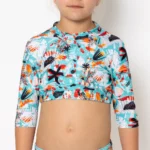 παιχνιδιάρικο ύφος και χρώματα που χαρίζουν χαρά. Ιδανικό για κορίτσια που χαμογελούν με την καρδιά τους και λάμπουν με την ψυχή τους. Με άνετο κόψιμο και σταθερή εφαρμογή