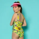 σε print BOROLA. Άνετη εφαρμογή από ανακυκλώσιμο ύφασμα*. UPF(+50) Προστασία από την ηλιακή ακτινοβολία. Πλήρης επένδυση (φόδρα) ανακυκλώσιμου πολυαμιδίου ιδανική για την προστασία του ευαίσθητου παιδικού δέρματος και γρήγορο στέγνωμα. Δώρο scrunchie με το αντίστοιχο χρώμα/print. Σημείωση: Το μοντέλο της φωτογραφίας είναι 8 χρονών με ύψος 1