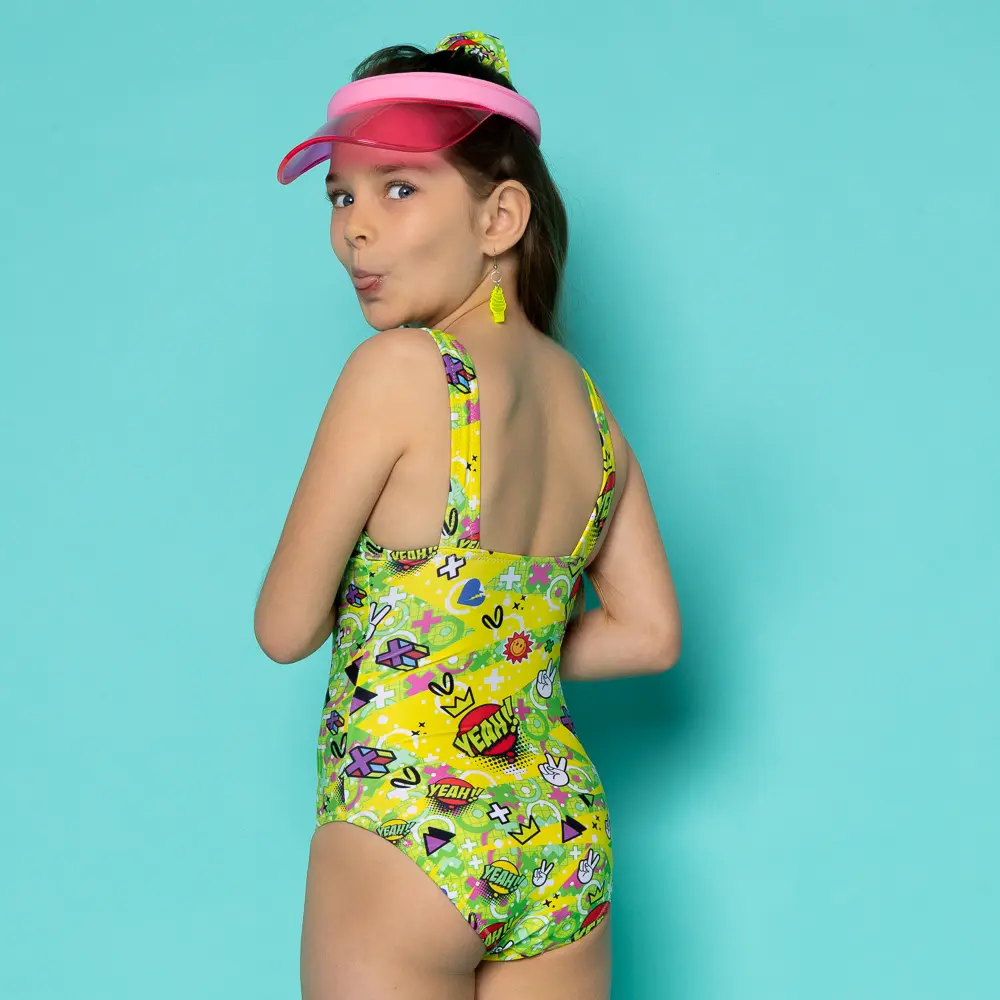 σε print BOROLA. Άνετη εφαρμογή από ανακυκλώσιμο ύφασμα*. UPF(+50) Προστασία από την ηλιακή ακτινοβολία. Πλήρης επένδυση (φόδρα) ανακυκλώσιμου πολυαμιδίου ιδανική για την προστασία του ευαίσθητου παιδικού δέρματος και γρήγορο στέγνωμα. Δώρο scrunchie με το αντίστοιχο χρώμα/print. Σημείωση: Το μοντέλο της φωτογραφίας είναι 8 χρονών με ύψος 1