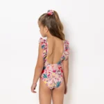 την ελευθερία και τη χαρά των παιδικών καλοκαιρινών στιγμών. Το ολόσωμο μαγιό Bloomtide με βολάν στους ώμους προσφέρει μοναδική άνεση και ξεχωριστό στυλ εμπνευσμένο από τη θάλασσα των συναισθημάτων.   Άνετη εφαρμογή από ανακυκλώσιμο ύφασμα*. UPF(+50) Προστασία από την ηλιακή ακτινοβολία. Πλήρης επένδυση (φόδρα) ανακυκλώσιμου πολυαμιδίου ιδανική για την προστασία του ευαίσθητου δέρματος και γρήγορο στέγνωμα.   Σημείωση: Το μοντέλο της φωτογραφίας είναι 6 χρονών και Μέγεθος: Child 6 *Ανακυκλώσιμο υλικό