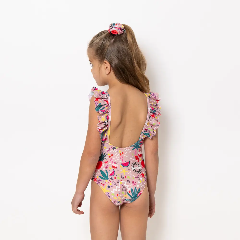 την ελευθερία και τη χαρά των παιδικών καλοκαιρινών στιγμών. Το ολόσωμο μαγιό Bloomtide με βολάν στους ώμους προσφέρει μοναδική άνεση και ξεχωριστό στυλ εμπνευσμένο από τη θάλασσα των συναισθημάτων.   Άνετη εφαρμογή από ανακυκλώσιμο ύφασμα*. UPF(+50) Προστασία από την ηλιακή ακτινοβολία. Πλήρης επένδυση (φόδρα) ανακυκλώσιμου πολυαμιδίου ιδανική για την προστασία του ευαίσθητου δέρματος και γρήγορο στέγνωμα.   Σημείωση: Το μοντέλο της φωτογραφίας είναι 6 χρονών και Μέγεθος: Child 6 *Ανακυκλώσιμο υλικό