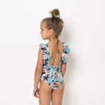 είναι η τέλεια επιλογή για κάθε μικρή καλοκαιρινή εξερευνήτρια.   Άνετη εφαρμογή από ανακυκλώσιμο ύφασμα*. UPF(+50) Προστασία από την ηλιακή ακτινοβολία. Πλήρης επένδυση (φόδρα) ανακυκλώσιμου πολυαμιδίου ιδανική για την προστασία του ευαίσθητου δέρματος και γρήγορο στέγνωμα.   Σημείωση: Το μοντέλο της φωτογραφίας είναι 6 χρονών και Μέγεθος: Child 6 *Ανακυκλώσιμο υλικό