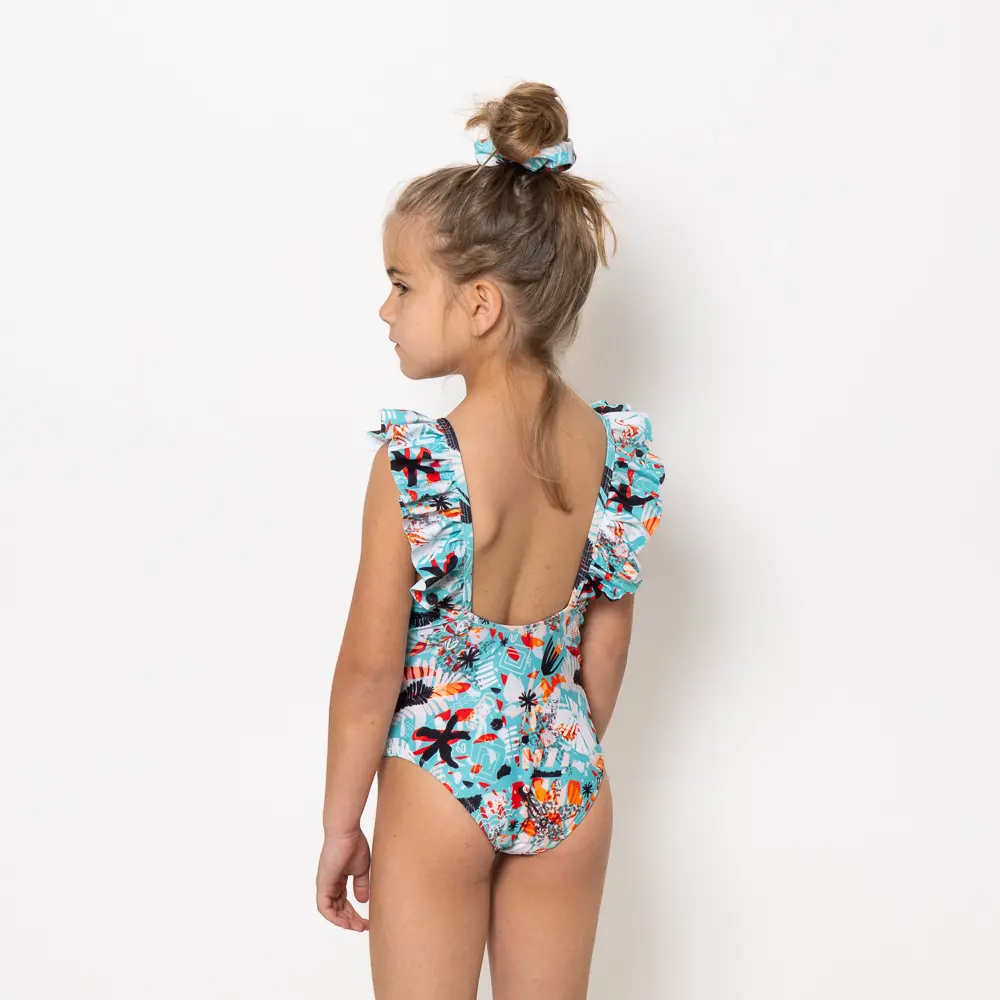 είναι η τέλεια επιλογή για κάθε μικρή καλοκαιρινή εξερευνήτρια.   Άνετη εφαρμογή από ανακυκλώσιμο ύφασμα*. UPF(+50) Προστασία από την ηλιακή ακτινοβολία. Πλήρης επένδυση (φόδρα) ανακυκλώσιμου πολυαμιδίου ιδανική για την προστασία του ευαίσθητου δέρματος και γρήγορο στέγνωμα.   Σημείωση: Το μοντέλο της φωτογραφίας είναι 6 χρονών και Μέγεθος: Child 6 *Ανακυκλώσιμο υλικό