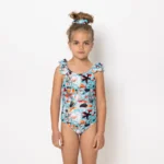 Το Soléa είναι μια πρόσκληση για παιχνίδι κάτω από τον ήλιο. Το μοτίβο του σε αποχρώσεις θαλάσσιες και κοραλλί φέρνει κοντά τη φαντασία και τη φύση. Με ρομαντικά βολάν στους ώμους