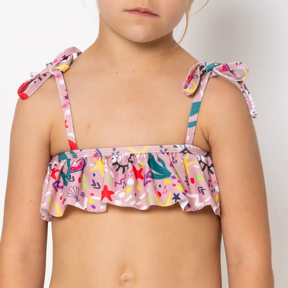 συνδυάζει άνεση και στυλ για ατελείωτες ώρες παιχνιδιού στην παραλία.   Άνετη εφαρμογή από ανακυκλώσιμο ύφασμα*. UPF(+50) Προστασία από την ηλιακή ακτινοβολία. Πλήρης επένδυση (φόδρα) ανακυκλώσιμου πολυαμιδίου ιδανική για την προστασία του ευαίσθητου δέρματος και γρήγορο στέγνωμα.   Σημείωση: Το μοντέλο της φωτογραφίας είναι 6 χρονών και Μέγεθος: Child 6 *Ανακυκλώσιμο υλικό