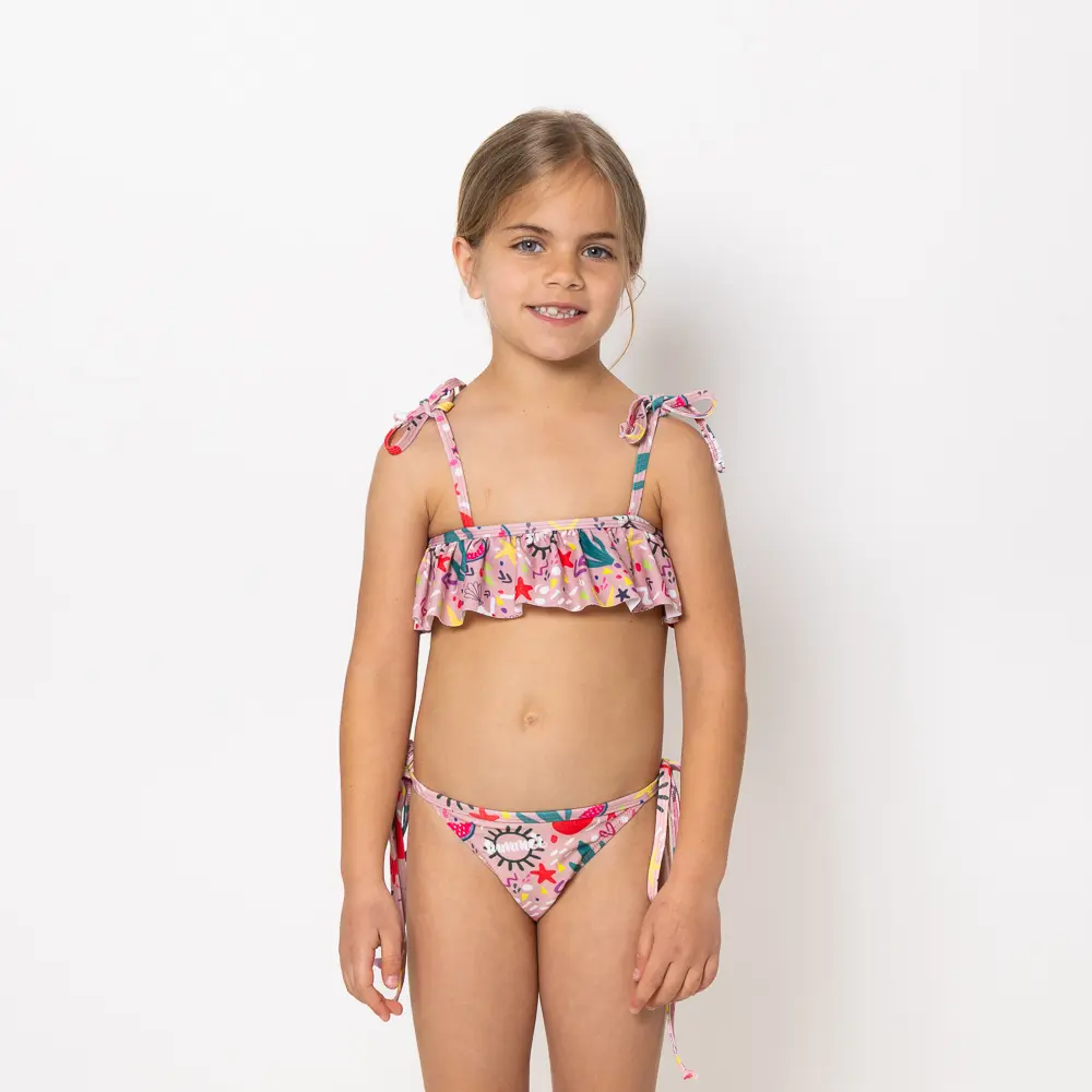 Ανακάλυψε το πιο παιχνιδιάρικο μπικίνι του φετινού καλοκαιριού! Το Girl’s Ruffled Bikini Bloomtide από τη συλλογή Sea of Feelings – Vasiliki Swimwear Summer 25 αγκαλιάζει τη χαρά της κίνησης και της ελευθερίας με έναν ρομαντικό