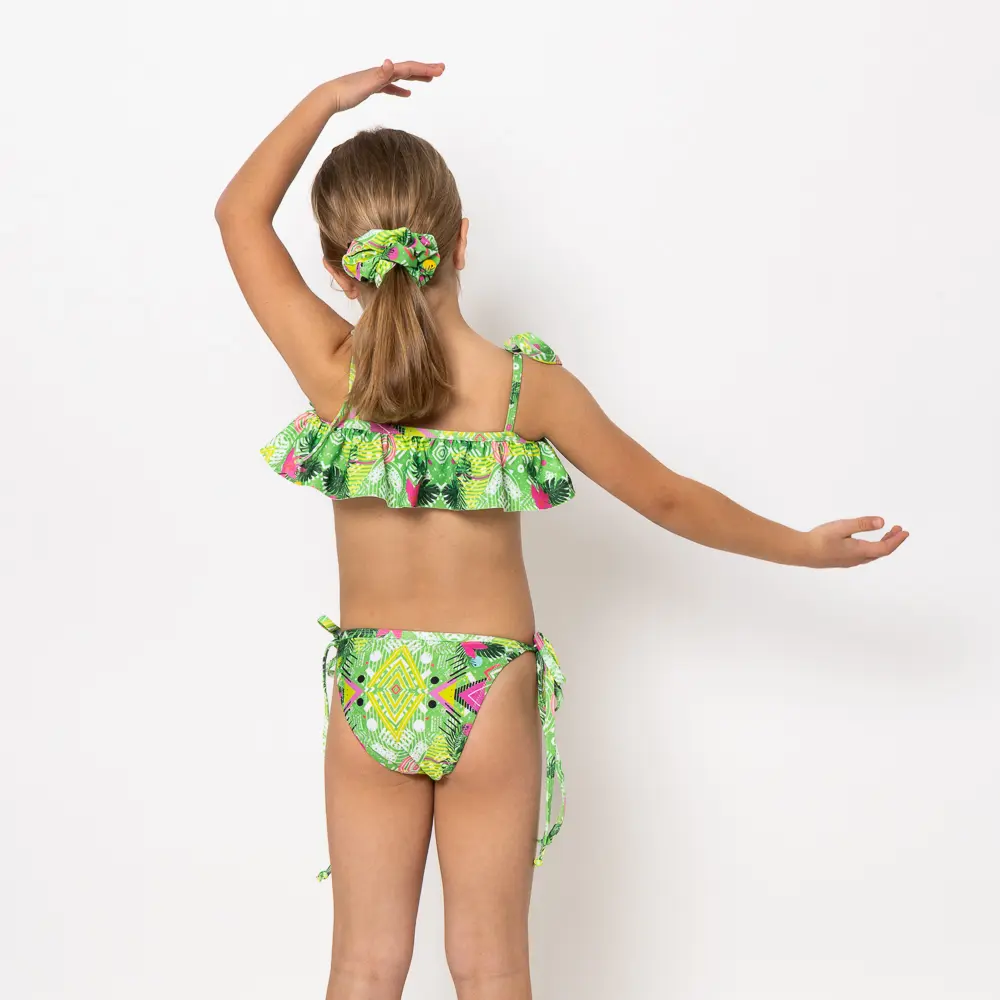 εμπνευσμένο από την αυθεντικότητα του pattern Revolva. Το Girl’s Ruffled Bikini της συλλογής Sea of Feelings – Vasiliki Swimwear Summer 25 είναι σχεδιασμένο για να χαρίζει ελευθερία κινήσεων