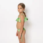 με girly λεπτομέρειες που λατρεύουν όλα τα κορίτσια.   Άνετη εφαρμογή από ανακυκλώσιμο ύφασμα*. UPF(+50) Προστασία από την ηλιακή ακτινοβολία. Πλήρης επένδυση (φόδρα) ανακυκλώσιμου πολυαμιδίου ιδανική για την προστασία του ευαίσθητου δέρματος και γρήγορο στέγνωμα.   Σημείωση: Το μοντέλο της φωτογραφίας είναι 6 χρονών και Μέγεθος: Child 6 *Ανακυκλώσιμο υλικό